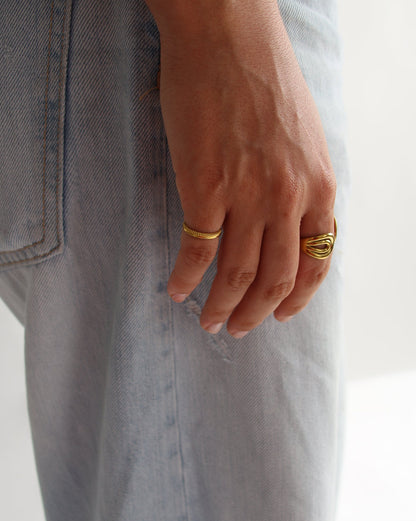Violet Ring in gold