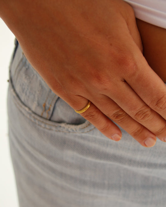 Violet Ring in gold
