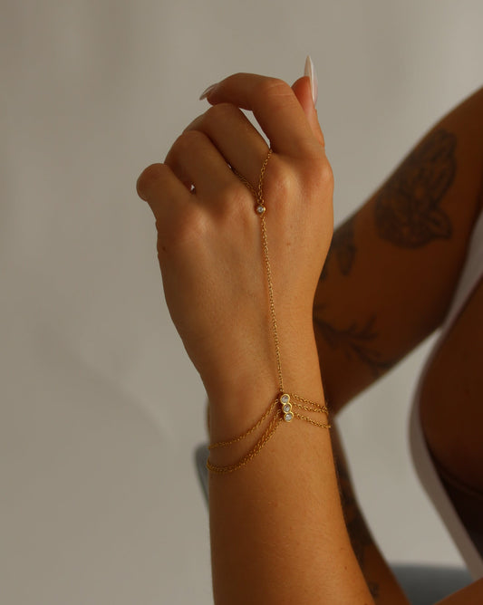 Celeste Handchain in gold
