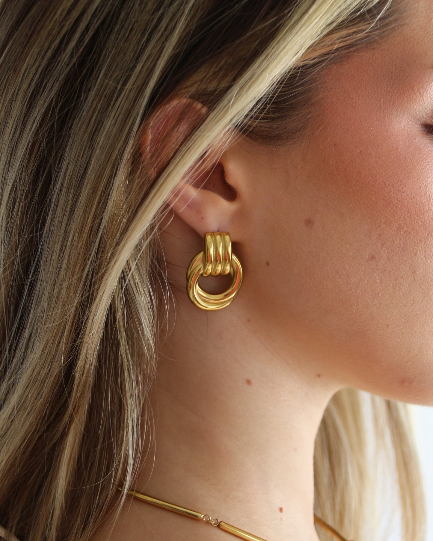Knot Earrings in gold