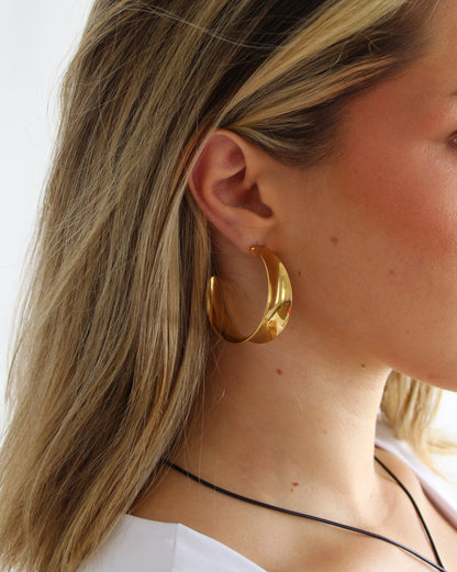 Selene Hoop Earrings in gold