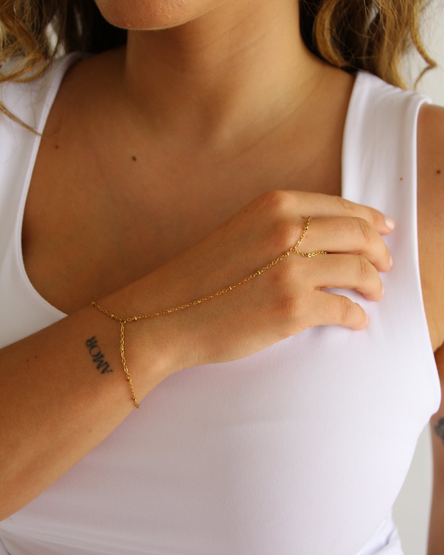 Ember Handchain in gold